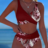 Bikini ar kontrastējošu krāsu ziedu modi